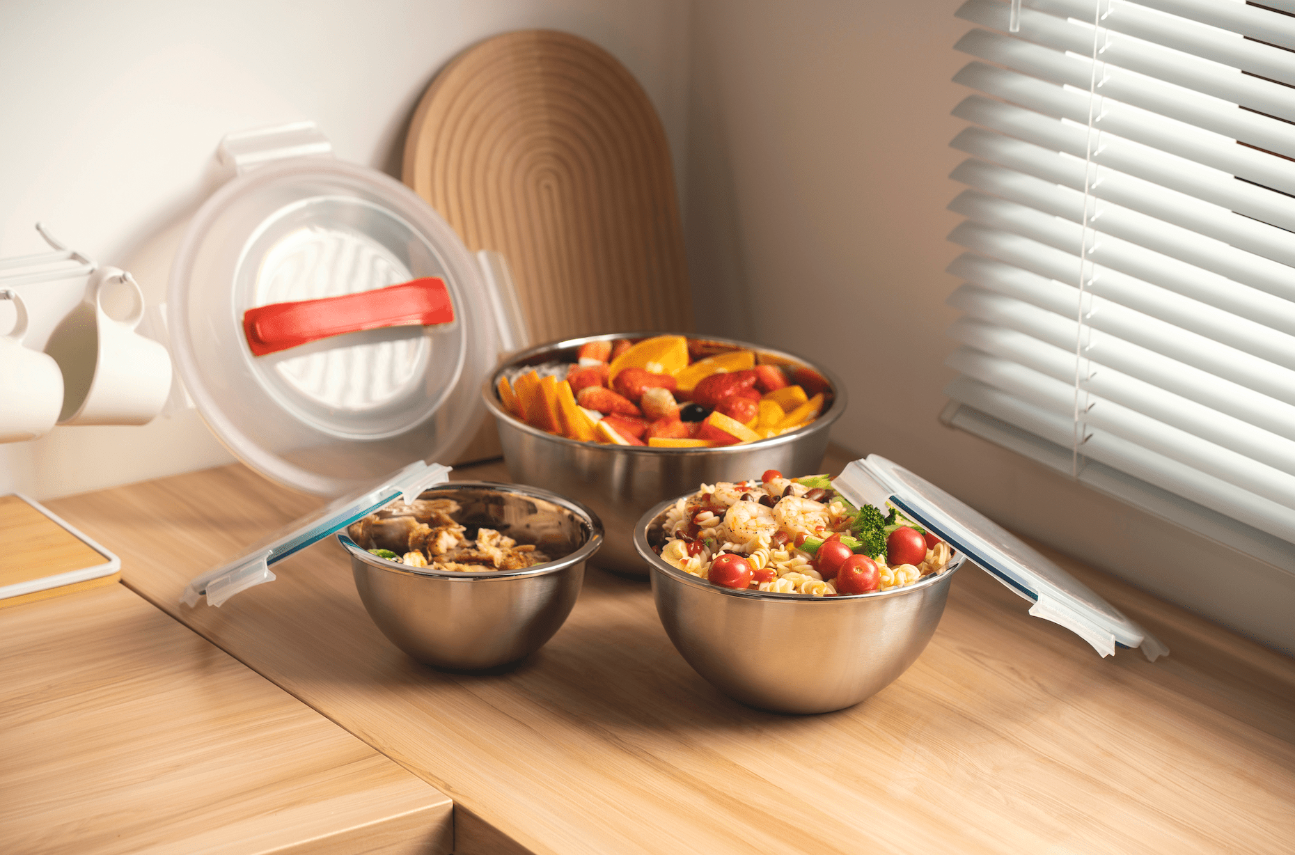 https://genicook.com/cdn/shop/products/genicook-3-piece-stainless-steel-nesting-mixing-bowl-set-with-snap-on-lids-carry-handlegenicookmxl601ss-520610.png?v=1701455742
