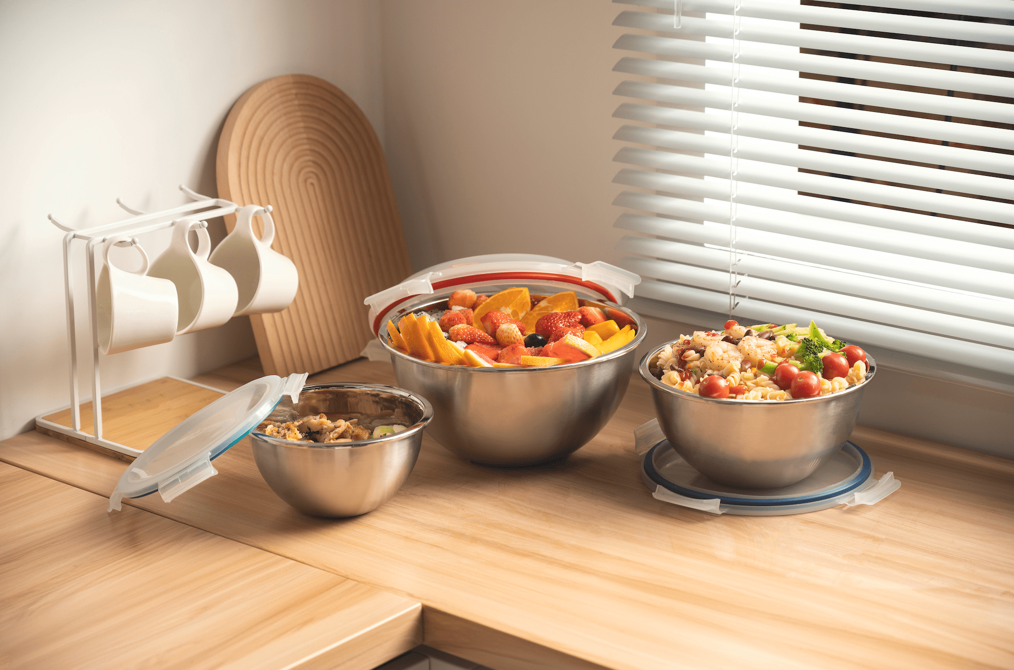 https://genicook.com/cdn/shop/products/genicook-3-piece-stainless-steel-nesting-mixing-bowl-set-with-snap-on-lids-carry-handlegenicookmxl601ss-537358.png?v=1701455742