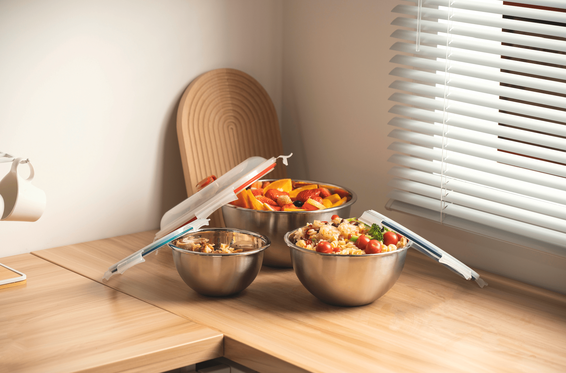 https://genicook.com/cdn/shop/products/genicook-3-piece-stainless-steel-nesting-mixing-bowl-set-with-snap-on-lids-carry-handlegenicookmxl601ss-940754.png?v=1701455742
